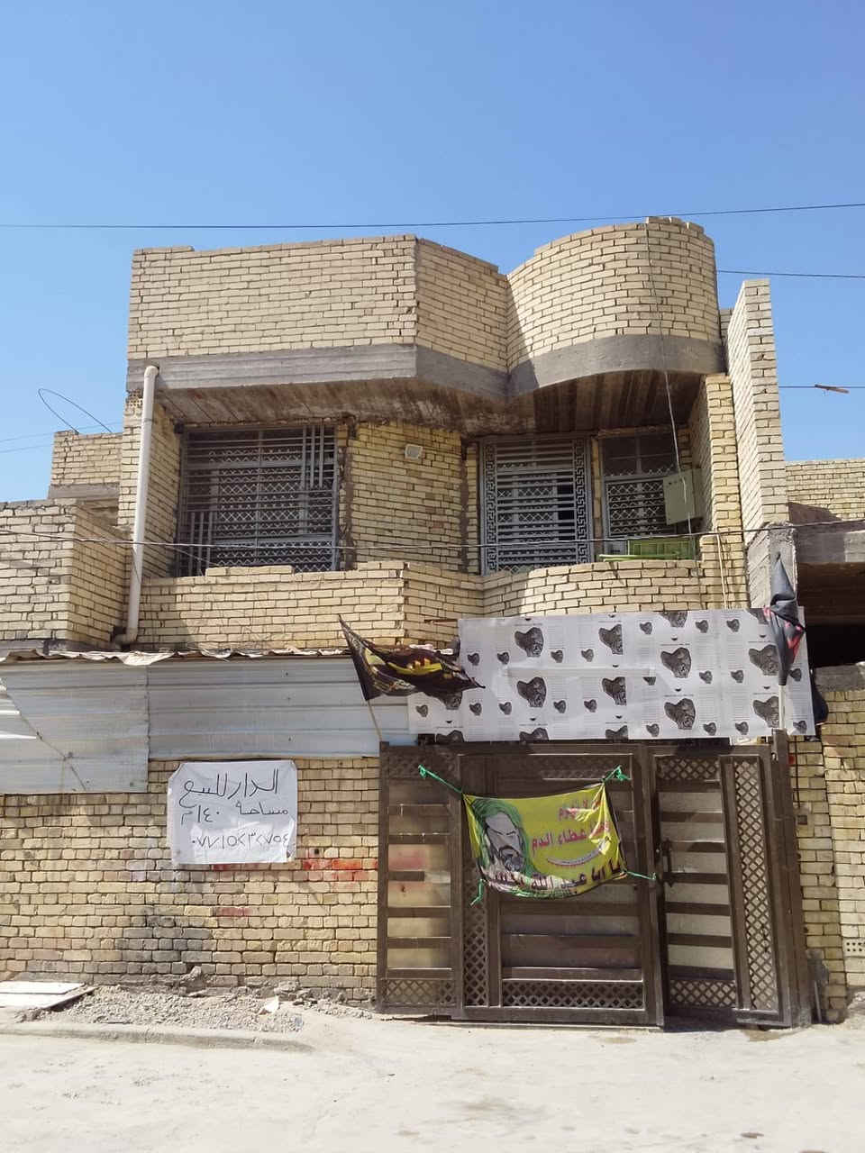 ---
*للبيع بيتي 🏠*

السلام عليكم 
عندي بيت للبيع مساحته *140م* بمكان هادئ وراقي وكل الخدمات متوفرة: تبليط، ماء، كهرباء، مدارس، وكلشي قريب.

*مواصفات البيت:*
- *طابقين*
- *6 غرف*
- *3 حمامات*

*الطابق الاول:* 
استقبال + مطبخ + هول + حمام داخلي + حمام خارجي + غرفتين

*الطابق الثاني:*
4 غرف + هول + حمام + سطحين  
_ملاحظة: بعد بيه شوية نقوصات_

*السعر: 150 مليون دينار*  
قابل للتفاوض

*للتواصل واتساب واتصال:* 
📞 ************* 
📞 *04715232754*

_اي استفسار اتصال وتساب_

---
