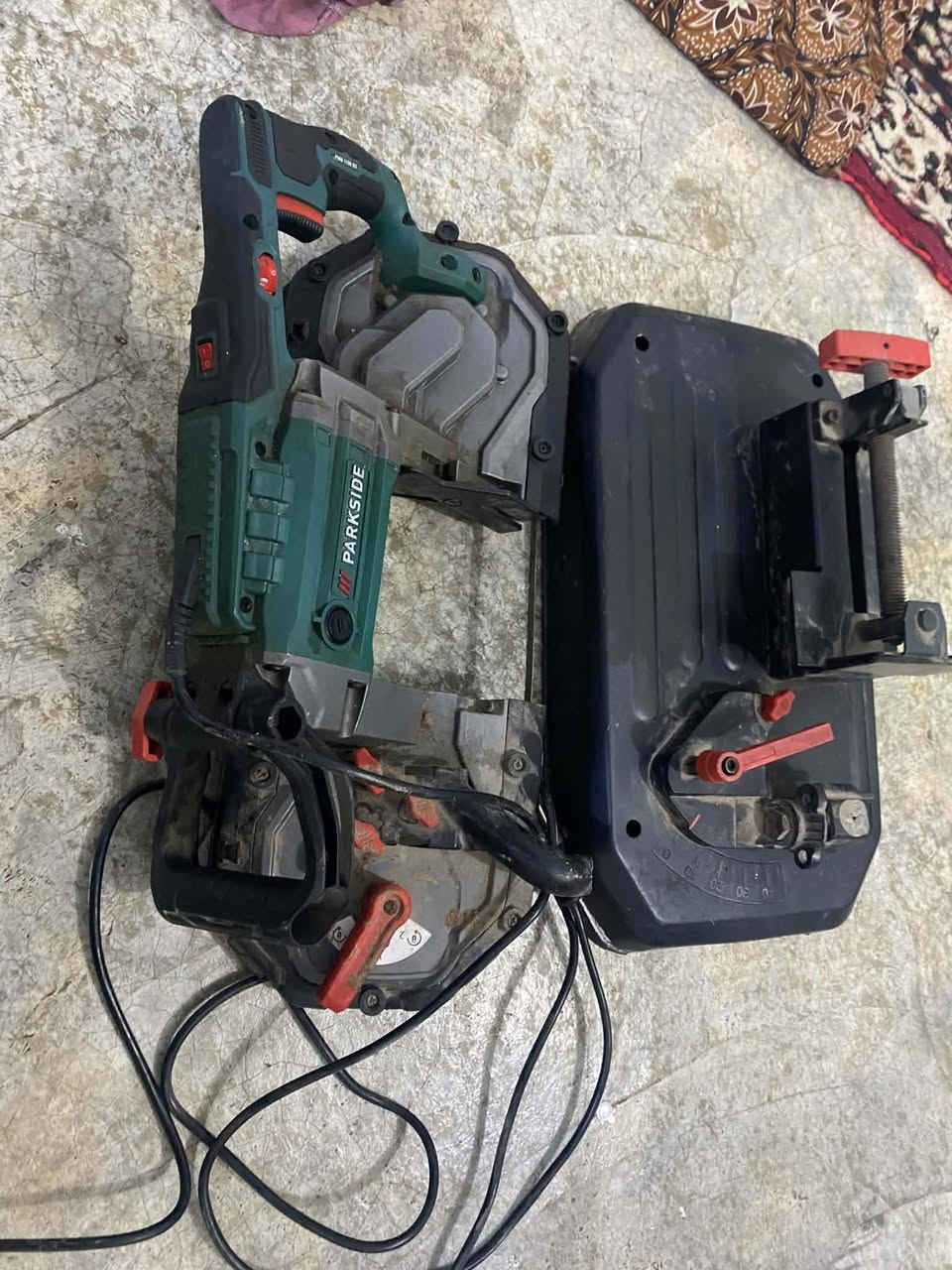 من رخصت الادمن
سلام عليكم منشار خشب كهربائي 
جديد مامستخدم فقط القاعده مكسوره وتكدر تلحمه الاستفسار خابر***********
