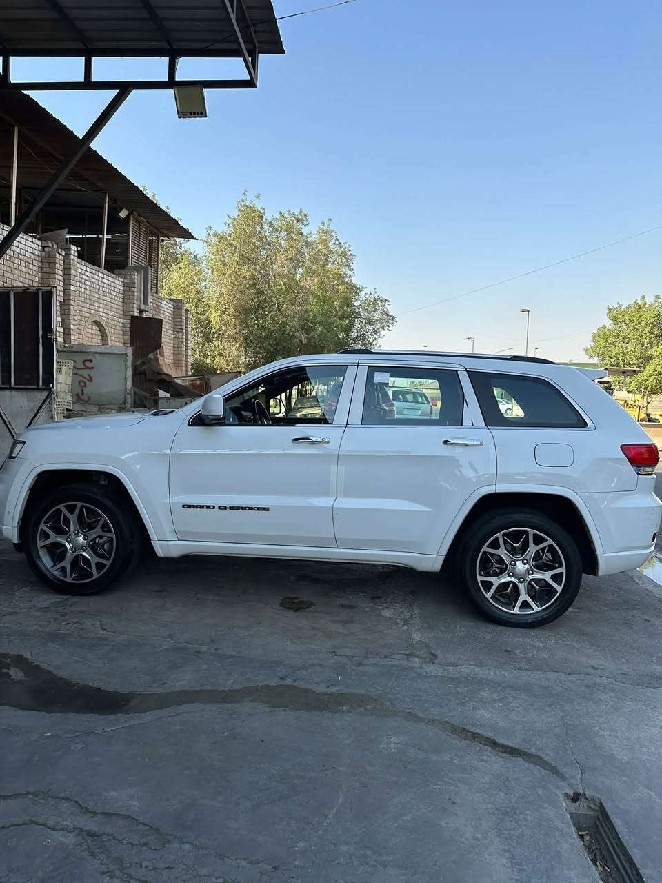 🚘 جيب جراند شيروكي Overland 2021

• خليجي
• محرك 3.6 V6
• ماشية 83,000 كم
• قير أوتماتيك 8 سرعات
• 4×4
• تعليق هوائي Air Suspension
• كاميرات 360°
• شاشة3 + Apple CarPlay
• فتحة بانوراما
• جلد فاخر كهربائي
• تبريد وتسخين المقاعد
• ذاكرة مقاعد
• تسخين سكان
• رادار + مثبت سرعة متكيف
• تحذير النقطة العمياء
• حساسات أمامية وخلفية
• تشغيل عن بُعد
• باب خلفي كهربائي
• إضاءة LED
• جنوط أصلية
• نظام قيادة متعدد
• السيارة نظيفة جداً ومرتبة
بسمي وتحويل ثاني يوم 
العنون بغداد شارع فلسطين 
رقم الهاتف ***********
السعر 30.000$ وبيها مجال 

📍 السيارة جاهزة للفحص بأي مكان، والفحص يثبت حالة السيارة.
