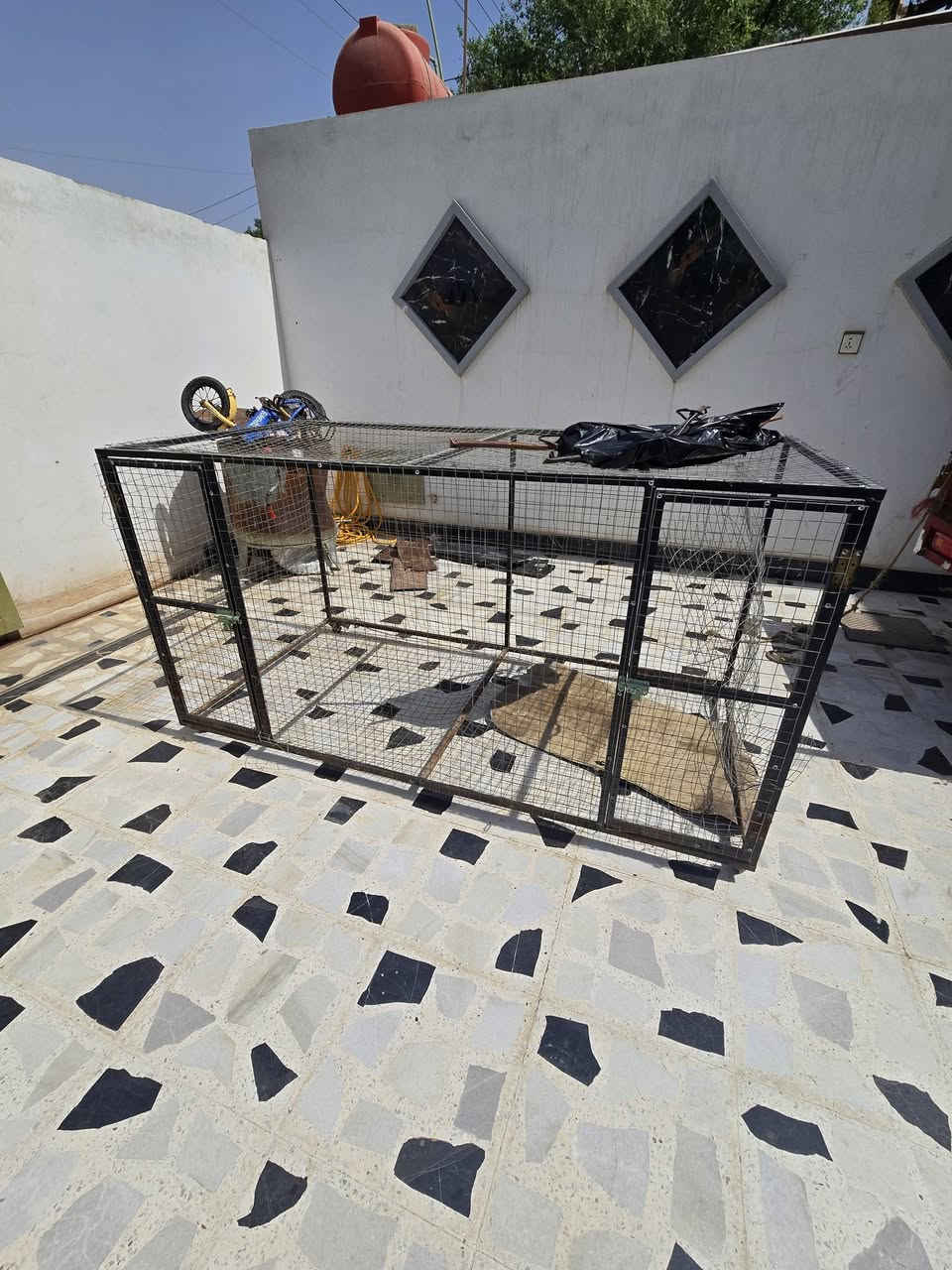 السلام عليكم قفص الطول مترين ونص والعرض متر ونص والعلو متر سعره 60 وبيه مجال قليل رقم الهاتف ***********
