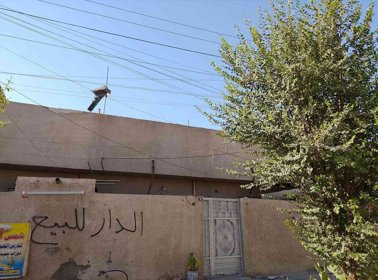 السلام عليكم 
دار للبيع مشتملين مساحه 71
والثاني 83
طابق واحد طرمه الخارجيه مشتركه وأسطح طابق واحد صالح للسكن 
عنوان حي اور قرب مدرسه اليقظه
الهاتف ..واتساب ***********
