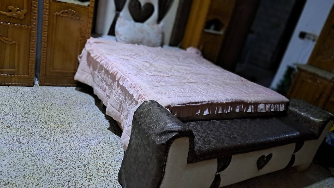 غرفه خشاب جديده مابيها اي عيب مستخدمه قليل السعر مليون وربع وبيها مجال
***********
