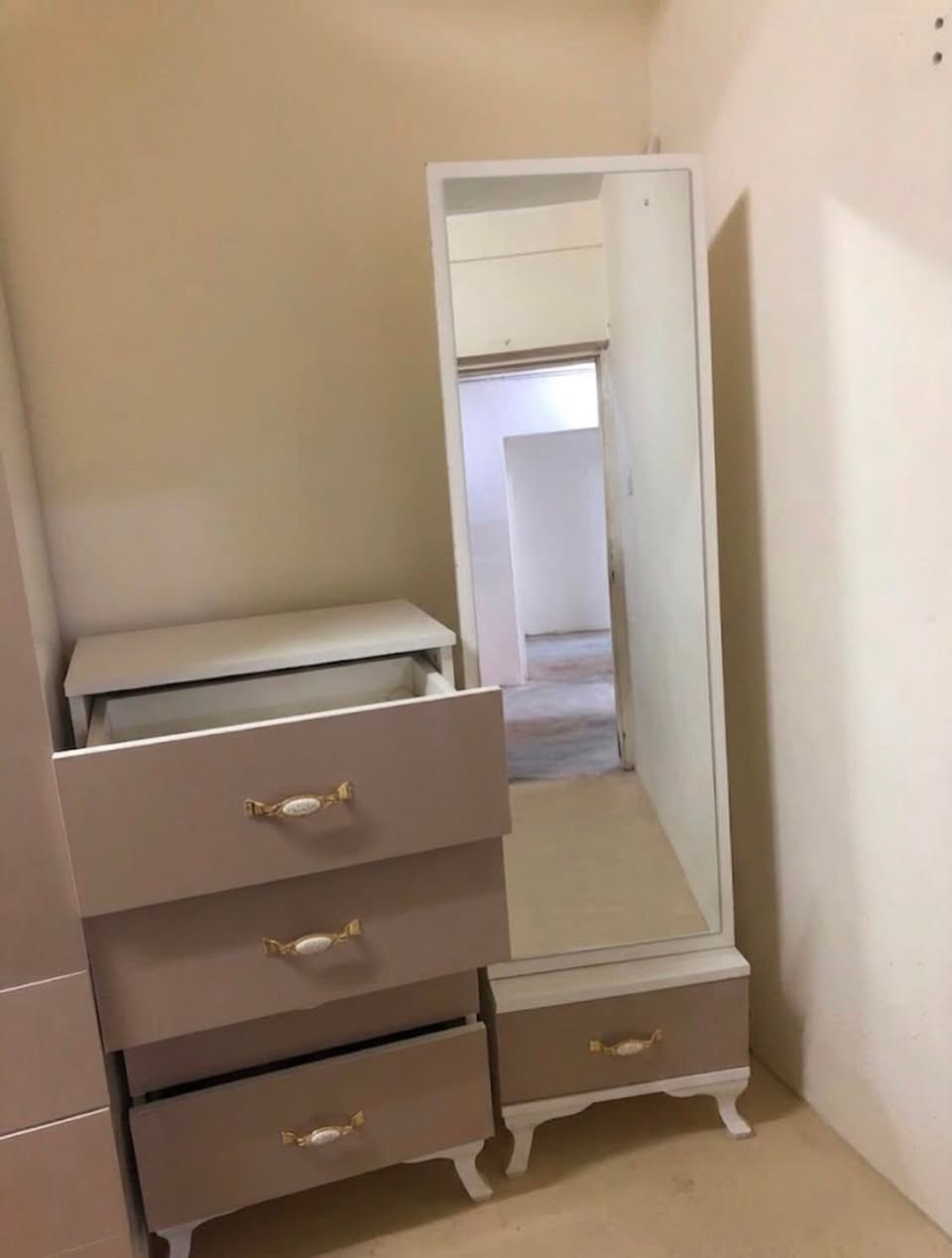✅ نظيفة ومحافظة عليها
✅ تصميم مميز وديكورات جميلة
✅ البيع كطقم كامل

💰 السعر: [500 وبيها مجال]
📍 المكان: [كركوك منطقة عرفه]
📞 *********** 🌹
