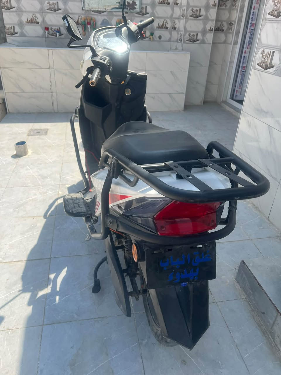 السلام عليكم
للبيع دراجة شحن نقصها فقط 4بطاريات 
تمشي دقيقة وتنطفي فقط بطاريات 
كل شي شغال لايت إشاير هورن عينة عدادات ارقام كلشي جديد . السعر 180 المكان الدير 
رقم الهاتف : ***********
