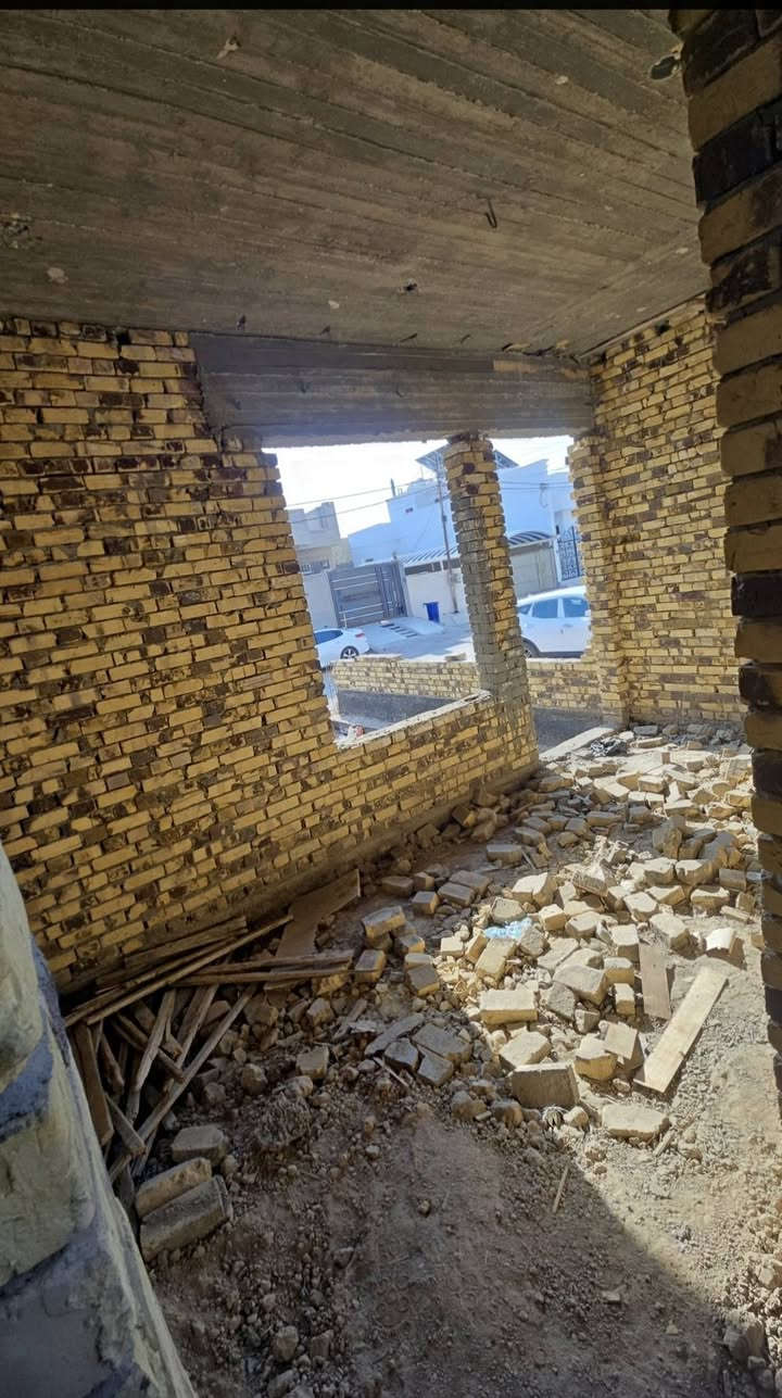 سلام عليكم   🪨 مناسب للشراي 🪨
هيكل 200م طابو زراعي سند ٢٥ مشمول بلتطويب 
الفرات طريق السنيه السياحي قرب السكه (مجمع توحيد) 

🔅موقع مميز قريب الشارع العام يبعد 50م عن الشارع الرئيسي 
🔅يحتوي على غرفتين نوم وصاله واستقبال ومطبخ حار وبارد وحديقه داخليه وخارجيه وحمام داخلي وخارجي 
وطارمه
🔅تبليط وماء كهرباء اناره ليليه
🔅يوجد صور من الاساس الى هاي المرحله
🔅السعر مناسب للجادين يرجى الاتصال على الرقم 
***********

نص مكتوب في الصور:
- 2.30 4.00 4.00 2.00 3.00 1.30 2.50 3.30 3.30 3.00 4.00 3.50 3.80 2.40 5.20 2.20 1.50 1.50 1.20 3.50 3.80
- الشارع الرئيسي
