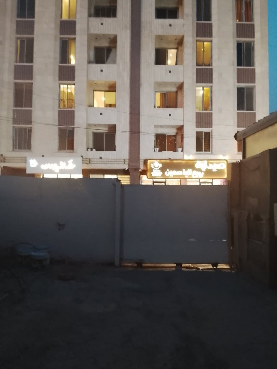 شقة للايجار  طابق اول غرفتين نوم وصالة ومطبخ معزول درج خارجي وكراج زيونة محلة ٧١٠ في شارع تجاري بالقرب من كافة الخدمات والباصات للاستفسار الاتصال على صاحب الشقة  
*********** السعر ٨٠٠ الف قابل للتفاوض
