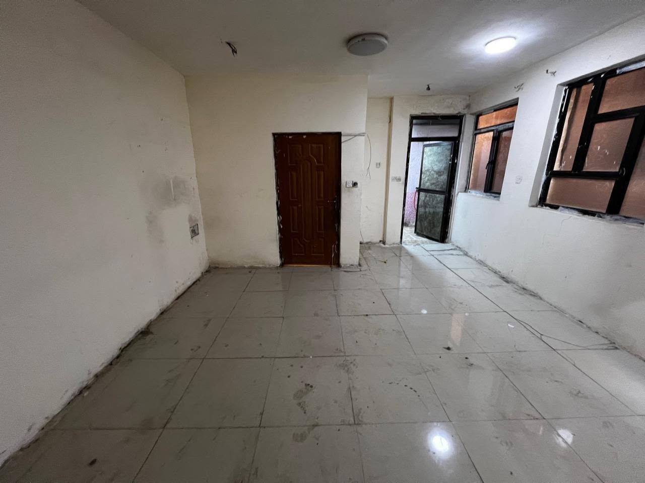 🏠 للإيجار — بيت صغير مستقل ثلاث طوابق / الأعظمية – شارع الأخطل
هاي مو غرفة ولا شقة… هذا بيت كامل بروحك، وبإيجار غرفة!
📐 المساحة: 40 م² أرض (واجهة 8 م × نزال 5 م)
🏗️ البناء: ثلاث طوابق ≈ 120 م² بناء
🔹 الأرضي: هول + مطبخ + خدمات
🔹 الأول: غرفة نوم + حمام
🔹 الثاني: غرفة نوم + حمام
🔹 وفوگ: سطح مفتوح إلك وحدك
يعني كل غرفة نوم بحمامها الخاص — راحة تامة للعائلة، أو حتى تنفع لعائلتين صغيرتين.
📍 الموقع: الأعظمية – شارع الأخطل
تجي من تقاطع العساف وتمشي گبل لحد ما توصل سكلة إسلام، والفرع المقابل إلها بعدين رابع فرع على اليمين، والبيت ثاني بيت داخل القيصرية.
⚠️ عرض القيصرية 2 م — مدخل مشاة، ما تدخل سيارة.
💰 الإيجار: 600،000 دينار بالشهر
📄 عند الاتفاق يتحرر عقد إيجار سنوي قانوني أصولي — حقك محفوظ وحقنا محفوظ.
📞 للاستفسار والمعاينة: ***********
أبو رزاق.
