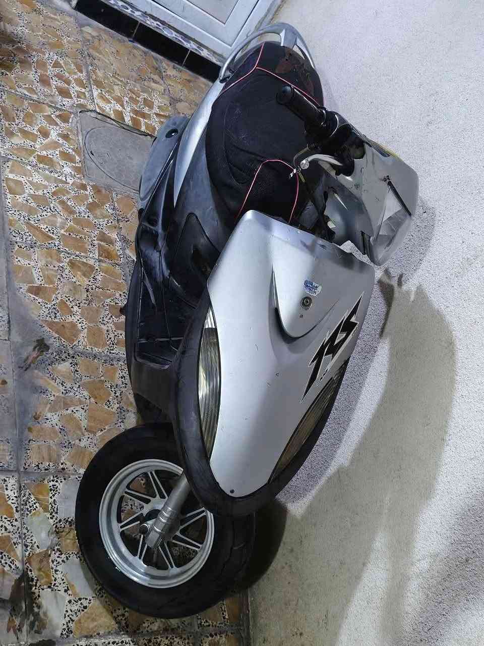 السلام عليكم ماكس عدله دراجه بلاديه كلجات رياضي اصلي كفر ختم واحد مكينه ناعمه دراجه بيه نواقص بسيطه سلف وهاي الامور دراجه وين متريد شغل وطلع بيه شيال رياضي اصلي وبيه وياله وبيه صدر تايرات جدد دراجه خير من الله السعر ٧٥٠ مكان بغداد ترهم مراوس بشي بلادي او بيع ب٧٥٠
