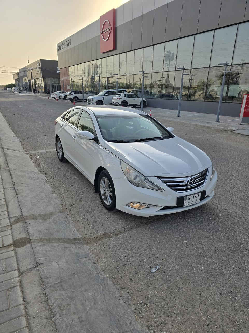 السلام عليكم 
سوناتاا موديل 2013 خليجي 
رقم بغداد بسمي تحويل مباشر 
مكينه 2400 
كشن كهرباء 
تبريد خلفي 
حساس خلفي كامره 
مكينه كير حداديه تخم تاير 
تبريد ثلج سياره جاهزه من كلشي 
بيهه صبغ بنيد ودور الجاملغ الخلفي 
بدون ضربه فقط صبغ وسونار موجود 
السعر 105 وبيهه مجال 
مكاني النجف ابوصخير 
***********
