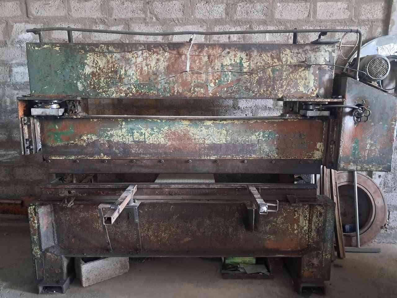 معواجه كهربائي محلية الصنع طول 2 متر صافي شغالة تعوج      2  ملم العنوان بغداد ***********
