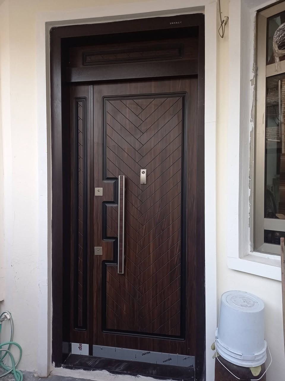 السلام عليكم بيت للبيع 100 متر واجهة 6وربع والنزال 16 طابق ونص بناء درجة اولا السيراميك هندي والارضيه مرمر شكر كري تركي والكهربائيات العقبة البيت يحتوي على مدخلين استقبال والمطبخ والحولي والصحيات 2 وغرفتين نوم سند 25 مستعجل على البيع  السلطان الاول شارع المدارس ثامن فرع للستفسار ***********
