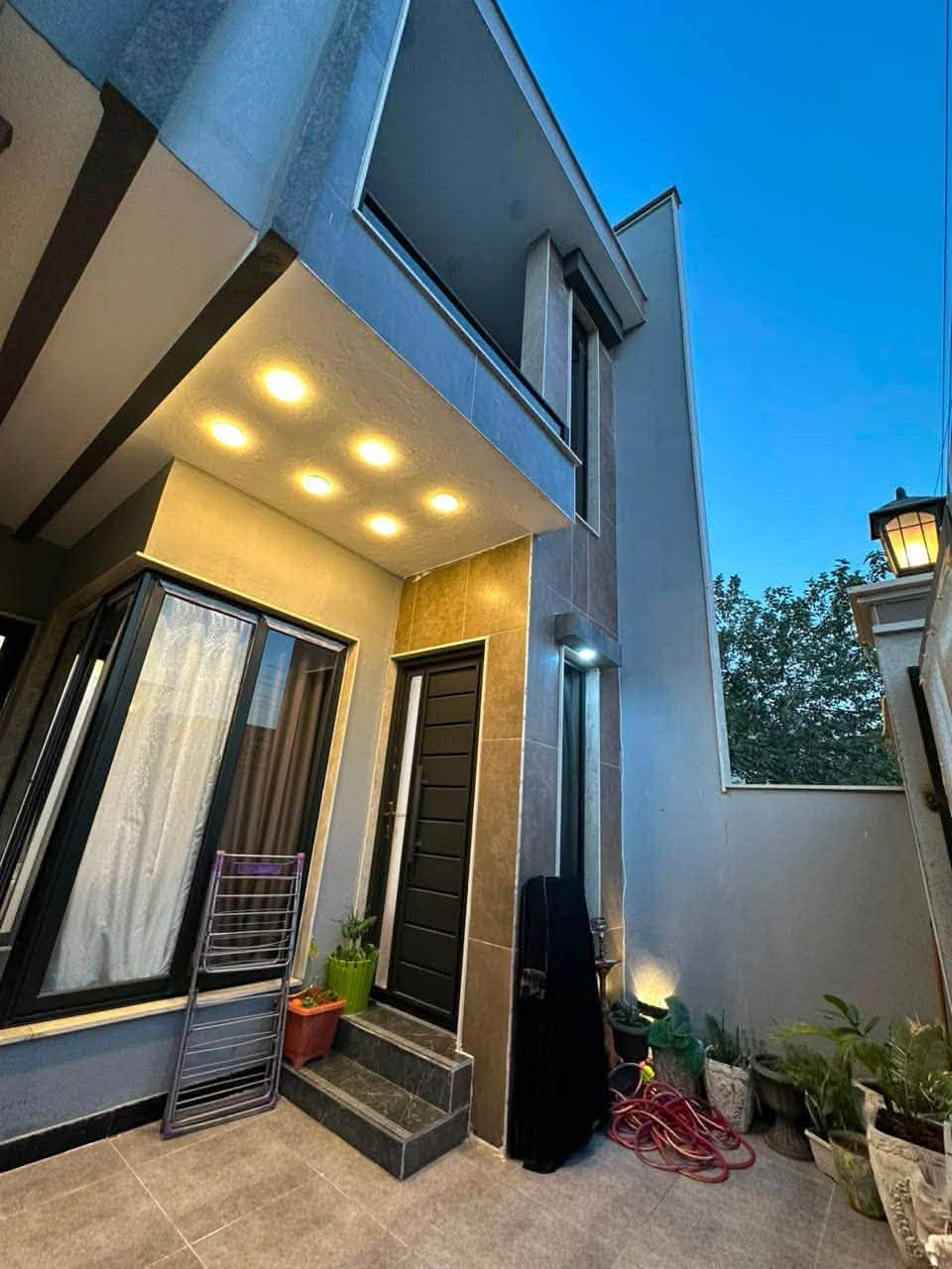 🚨 انتظر... 
🏡 إذا كنت تبحث عن الرفاهية والسكن الراقي في حي عدن... فهذه فرصتك!
✨ دار للبيع بموقع مميز في حي عدن قرب صيدلية الخا
🔹 المساحة: 100 متر 🔹 الواجهة: 5 متر 🔹 النزال: 20 متر 🔹 طابقين – بناء حديث
📍 تفاصيل الدار: ✅ الطابق الأول: • غرفة نوم • هول • استقبال • مطبخ • صحيات
✅ الطابق الثاني: • 3 غرف نوم • هول • صحيات
💰 السعر: 125 مليون دينار فقط، قابل للتفاوض.
📞 للتواصل اتصل على خاص
🔑 عندك عقار للبيع أو للإيجار؟ تواصل ويانا، ونوفر لك أفضل خدمة بأسرع وقت.
***********
***********
