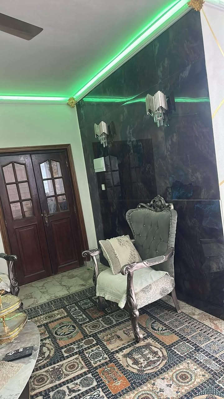 السلام عليكم بيت 200 متر
ابيع 80 او 120 قطع 
مربع مطعم ريلاكس 
رقمي ***********
