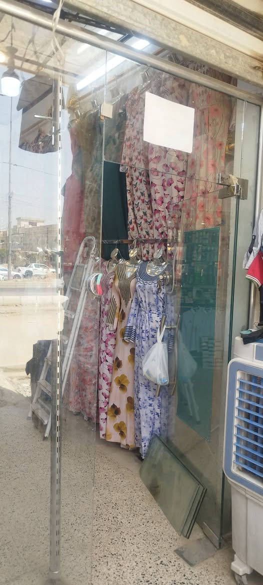 السلام عليكم
جام خانة للبيع العرض مترين و 10سم والطول مترين و45سم 
ومعاها باب والماطور مالتة وملحقات الشد كاملة تشدها كما موضحة بلصورة السعر 175 التواصل والاستفسار ***********
