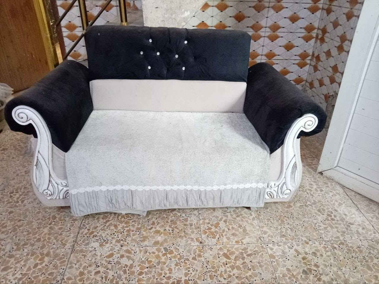 للبيع قنفه وحده بيها ضرر رجلها مكسوره سعر 100 مكان زعفرانيه واتساب فقط***********
