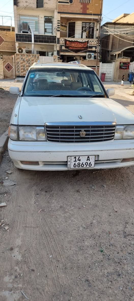 رقم بصره الجديد انكليزي  (تحويل مباشر)
سيارة جديدة
كفالة (من كص، نقل، الضربة)
مكينة وكير (مية بالميه)
حدادة + تخم تاير + ويل كب (كلها جديد)
تبريد ثلج
أدامة كاملة
مسجل + تخم سماعات
كهربائيات (كلها شغالة)

مكان السيارة: بغداد 
السعر: ٥٧ وبيه مجال 
للتواصل: ***********
