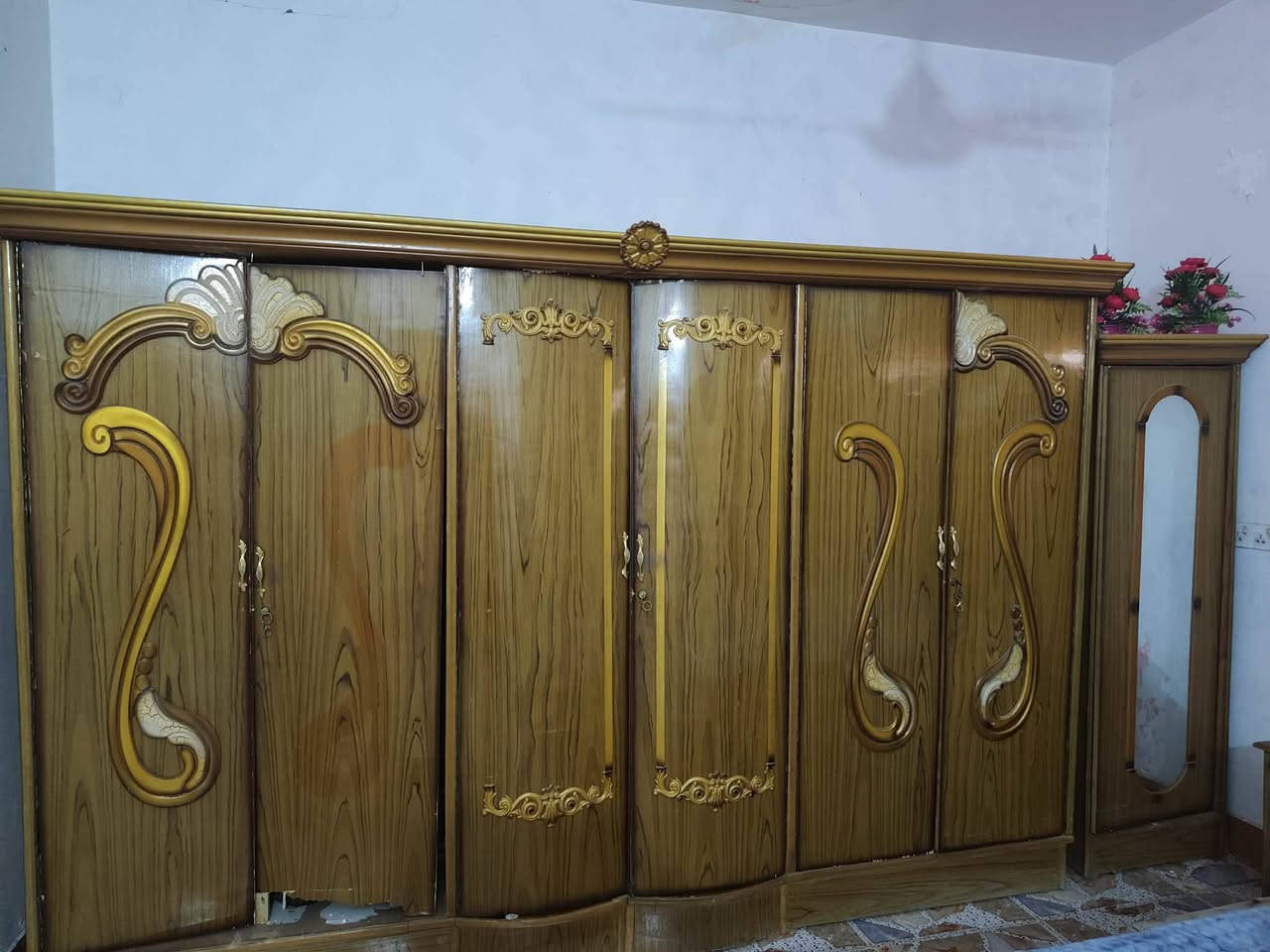السلام عليكم غراض للبيع 
غرفة اخشاب ب300 نظيفة 
مبردة ب50 الف 
بيبان الباب ب50 مع شيلمانة 3 متر هم للبيع 
للاستفسار ***********
