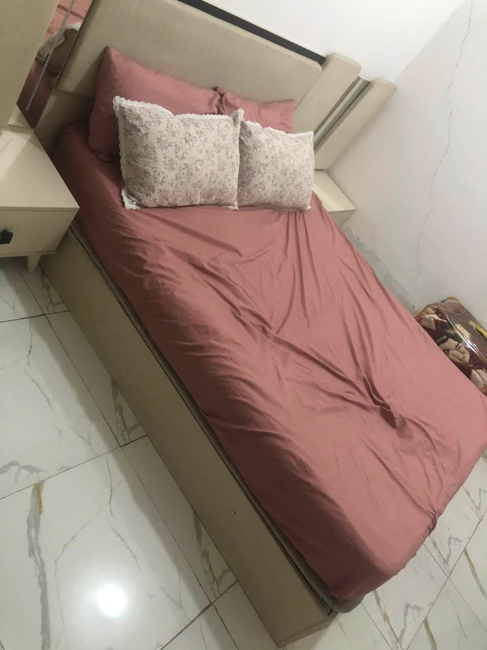 سلام عليكم
غرفه تركيه 

خمس قطع 

كنتور ست بيبان 

غرفه نظيفه حلوه 

مرتبه ڪُل ضرر مابيه 

المكان بابل القاسم 

حي العسكري قرب 

سيد احمد 

السعر 750وبيه مجال 

للأستفسار عله الرقم ***********
