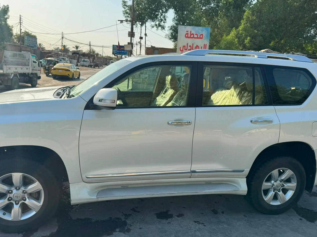 برادو ٢٠١٧ مكفول عدا الدعاميه الاماميه مصبوغه وبيها طخه في الجنطه بدون تصليح فئه TXLلون ابيض كويتي دبل تانكي فتحه هوك خلفي ماشيه ١٥٠ الف رقم اربيل باسمي للاستفسار الاتصال على الرقم *********** بيه واتساب أو المراسله على  الخاص السعر ٣٤٠ بيه مجال اومراوس حسب القناعه
