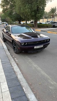 عندي جالنجر موديل 2022 محرك 5700 V8   لون عنابي رقم اربيل ماشية 40   س...