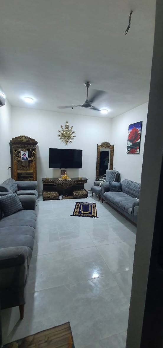 بيت مساحة 150 متر للبيع 
جنس الارض طابو صناعي يمكن بيع البيت كامل او على قسمين قسم يكون مساحته ٨٢،٥ متر

وقسم يكون مساحته ٦٧،٥متر 

يحتوي البيت على استقبال وصاله كبيره مفتوحه مع المطبخ و ٤ غرف نوم وحمامات وكراج ٨ متر 

موقع البيت 

الشعب المثلث شارع معمل الجكليت قريب على الشارع العام 

السعر عند التواصل 

***********
