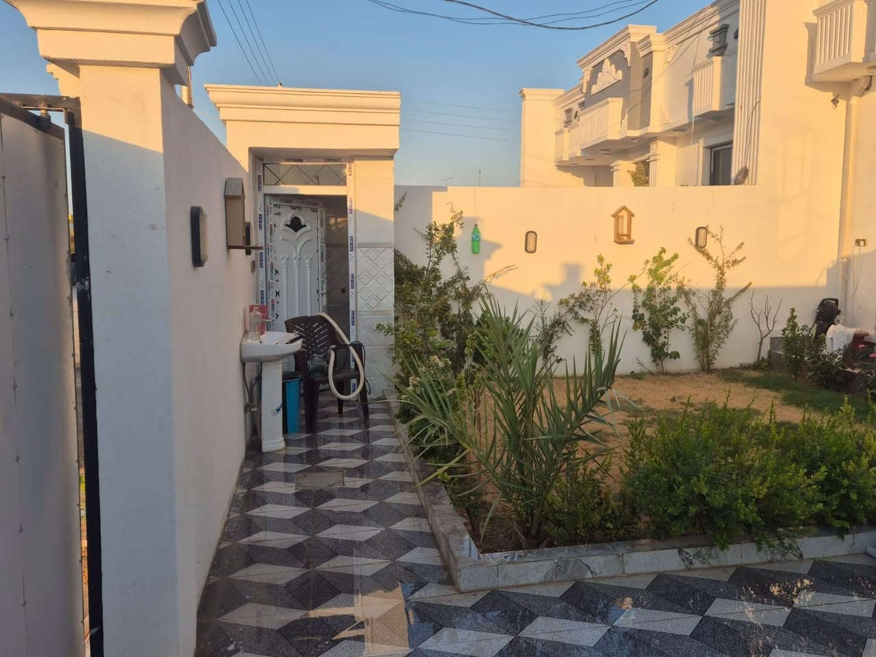 دار طابو صرف بناء جديد في ال6 كيلو 
قرب المجمع الهندسي ودائرة المخدرات
المساحة/ 250 متر 
الشارع / 20 متر 
* البناء حجر وسمنت سنة 2026 
* الارضية بورسلين 
الدار يحتوي /
كلدور واستقبال وصاله وغرفتين نوم ومطبخ ومجمع صحيات داخلية وخارجية ومناور عدد 2 وصاله في الطابق الثاني وكراج وحديقة 
السعر / 125 مليون وبيه مجال
للاستفسار 
مكتب ابو مصطفى للعقار في الرمادي حي المعلمين 
قرب فلكة الفرسان مقابل مصرف الخليج التجاري 
هاتف 
ابو مصطفى  ***********
محمد  ***********
مثنى  ***********
يتوفر (واتساب) على نفس الارقام
