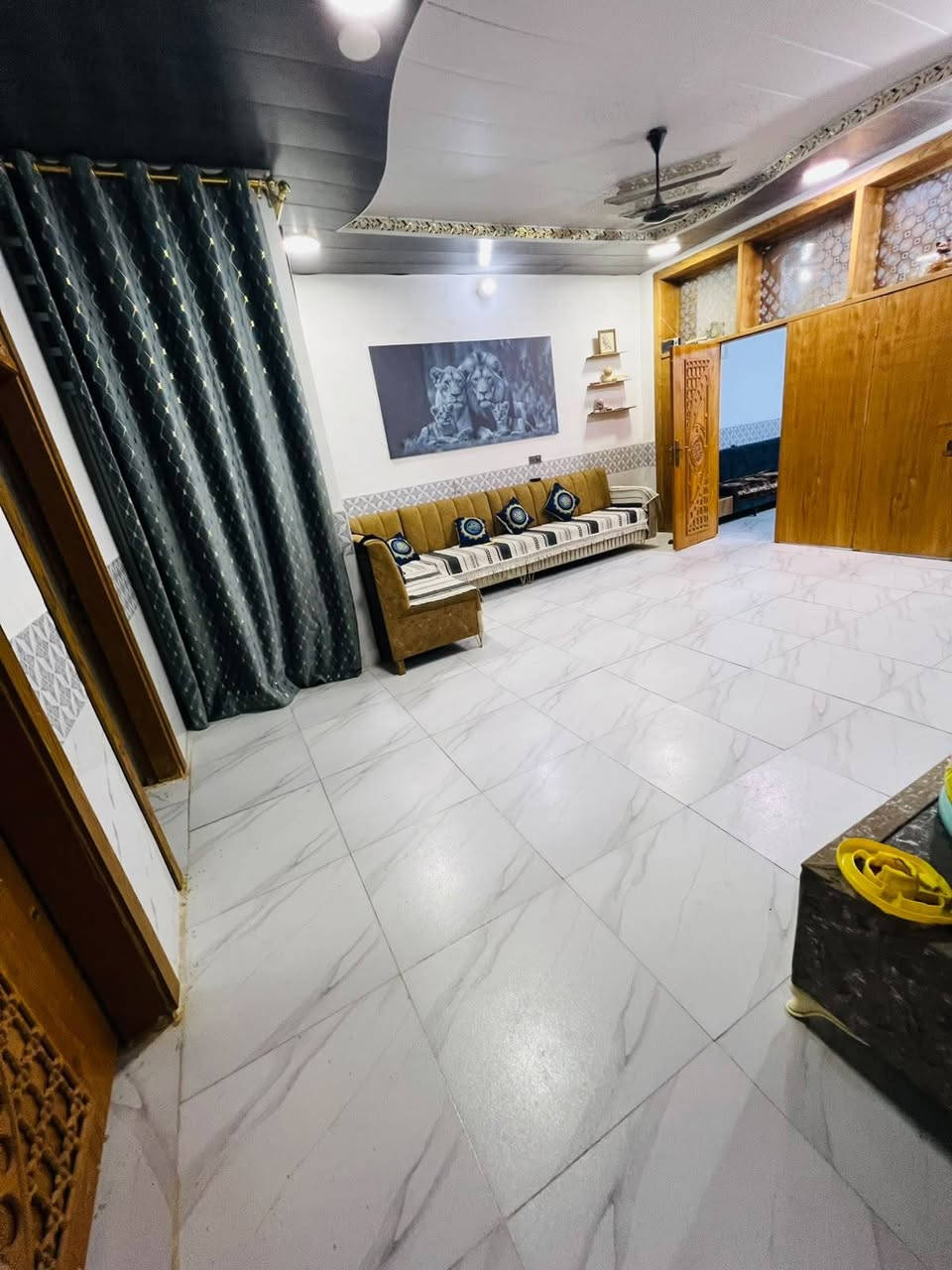 🏡 للبيع دار  طابو زراعي – موقع مميز جدًا النجف الأشرف 

📍 الموقع: مقابل ملحق قرية الغدير، عمود 314، وتنزل وي سياج المطحنة.
📐 المساحة: 150 متر.

🏠 تفاصيل البيت:
• سقف صب كونكريت وأساس صب.
• صالة واستقبال.
• مطبخ.
• غرفتان.
• صحيات داخلية وخارجية.
• قريب جدًا من شارع الصب.

📑 التفاصيل القانونية:
• البيت مشمول بالتطويب.
• يوجد إقرار من صاحب الأرض باسمي.
• يوجد إقرار محكمة.
• توجد ميزانية كهرباء.
• محولة كهرباء قريبة جدًا من الدار، والكهرباء قوية.

✨ المنطقة راقية وهادئة، والجيران غير موجودين مقابل البيت، مما يوفر خصوصية وموقعًا مميزًا.

🏢 مكتب الكعبي للعقار
📞 للاستفسار الاتصال على  ***********
السعر 72 مع المجال
