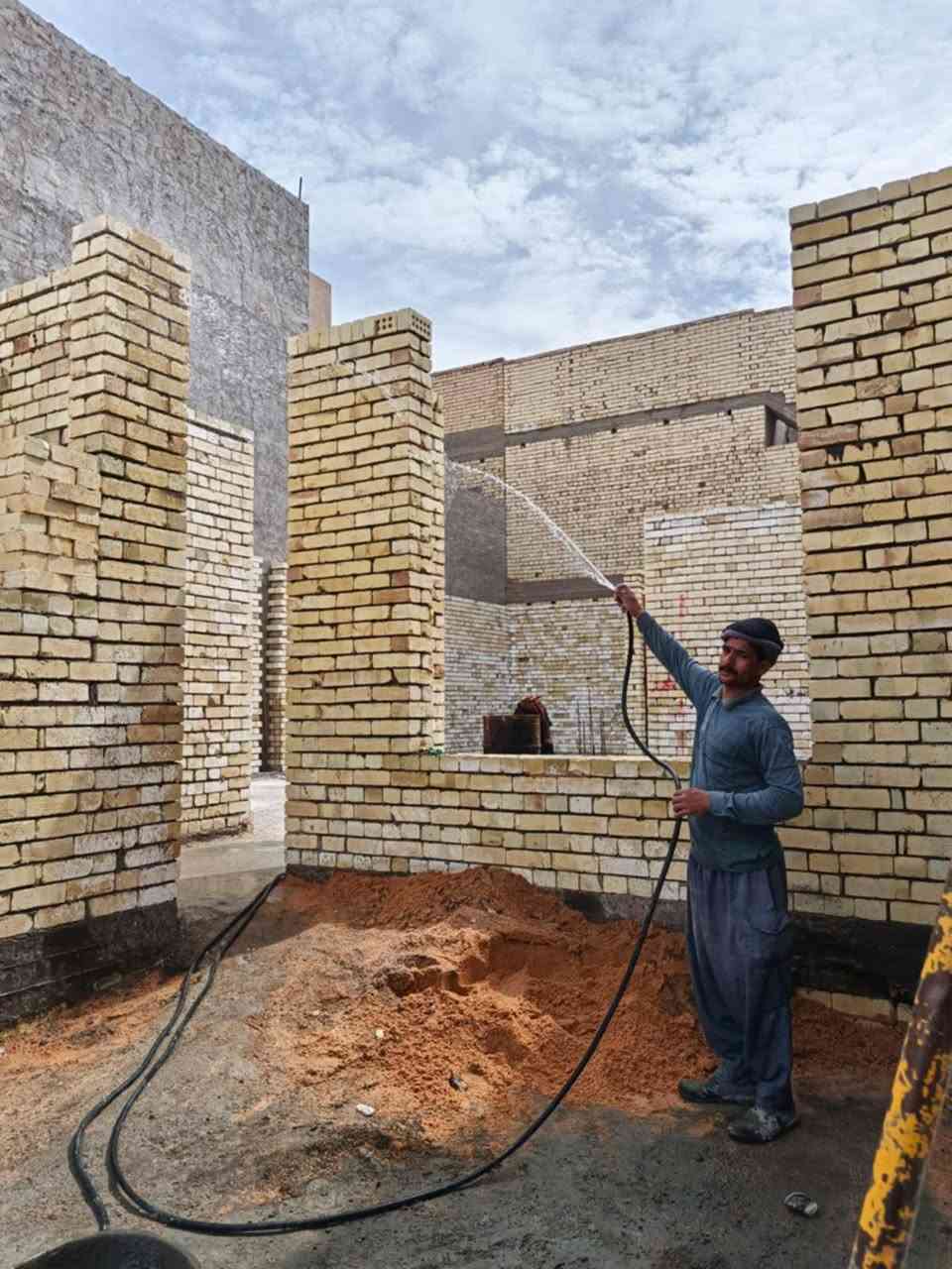 خلفه بناء طابوق وبلوك وفرمستون وتطبيك فرشي  شقل درجه اولى اشراف مهندسين التزام ومصداقية بلعمل متفرق حالين ***********يوجد واساب
