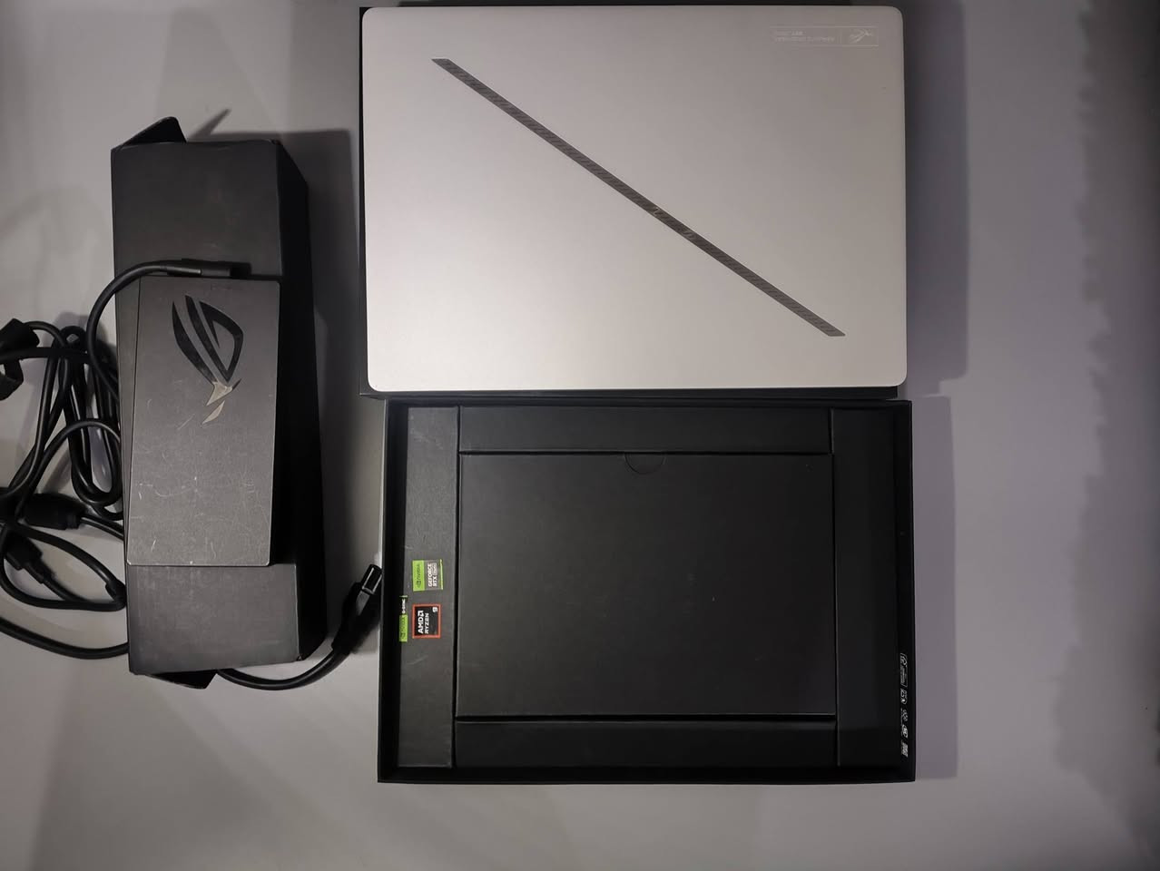 Asus Zephyrus g14 - 2025
* المعالج: AMD Ryzen™ 9 270 (8 أنوية، حتى 5.2GHz)
 * كرت الشاشة: NVIDIA® GeForce RTX™ 5060 (8GB GDDR7)
 * الشاشة: 14 بوصة OLED بدقة 3K بتردد 120Hz
 * الذاكرة (RAM): 16GB LPDDR5X (مثبتة)
 * التخزين: 1TB NVMe PCIe 4.0 SSD
 * البطارية والوزن: 73Wh | الوزن 1.5 كجم
 * المنافذ: USB4 (Type-C)، USB-C، منافذ USB-A (x2)، HDMI 2.1، قارئ MicroSD، ومنفذ 3.5mm
 * الاتصال: Wi-Fi 7 + Bluetooth 5.4
*الكارتونة والشاحنة الاصلية ، الشاشة اي خدش مابيها ولا اي ديد بكسل والنظافة موضحة بالصور

مكاني بغداد
***********

السعر : مليون و 850 الف
