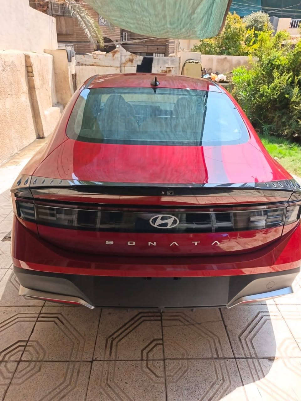 سوناتا الشكل الجديد بسعر مناسب 
بيع فقط بدون مراوس فقط بيع 
موديل 2025 حرة باسمي  بدون رقم مدفوع كمرك وضريبة كامل 
شبه زيرو ماشية الفين فقط بعدها بلزكات الشركات 
حادثها لغد وراجع نفسه بدون كص الشاصي سليم ميزانية موس   
مواصفات عادية بصمة تحديد مسار شاشة كبيرة  بيها بصمات عدد 2  داخل ابيض وباقي المواصفات المعروفة محرك 2500 تنفيس طبيعي بدون تيربو اقتصادية بالبانزين جدا كل اغراضها شادها اصلية من باب وجاملغ 
نواقص السيارة ليد الامامي مرات يشكل ومشتري واحد بي فطر وشغال انطي الك بس تبدل كارت مالته والبنيد يحتاجله تطبيك  تحب تعوفهن مراح ياثر عليك
راديتر بلاد مالتها غاز التبريد نفسه . 
السعر 139 ورقة جوه سعر تكلفتها 
عنوان بغداد السيدية حي الاعلام شارع البدالة 
هاتف 
***********
وبالخير على الي تكون من نصيبة 
فقط بيع بدون مراوس
