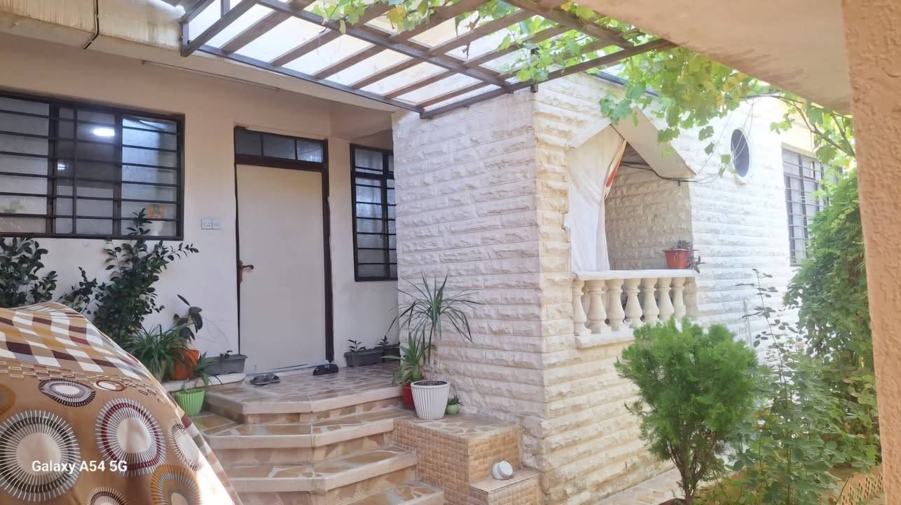 دار للبيع 🏠🏠🏠
موقع.. خزرج خلف القصصايب قريب من تقاطع رائس الجادة
مساحة ٢٥٣ م
واجهة ١٤ م
📄سند ملك صرف شرط التحويل على شارع ١٥ 
طابق واحد بالاضافة الى سرداب +غرفتين داخل السرداب
طابق ١ .. غرفتين نوم ومطبخ و هول وصحيات
+ كاونترات المطبخ + طخمين قنفات (طخم الاستقبال + طخم الهول ) 
 للإستفسار الاتصال على الأرقام التالية 
***********📞
***********📞
 
او مراجعة مكتب الاحسان المركزي الكائن في سايدين حي الاخاء مقابل مجمع نادي نينوى الرياضي ومجاور النور للتسوق
