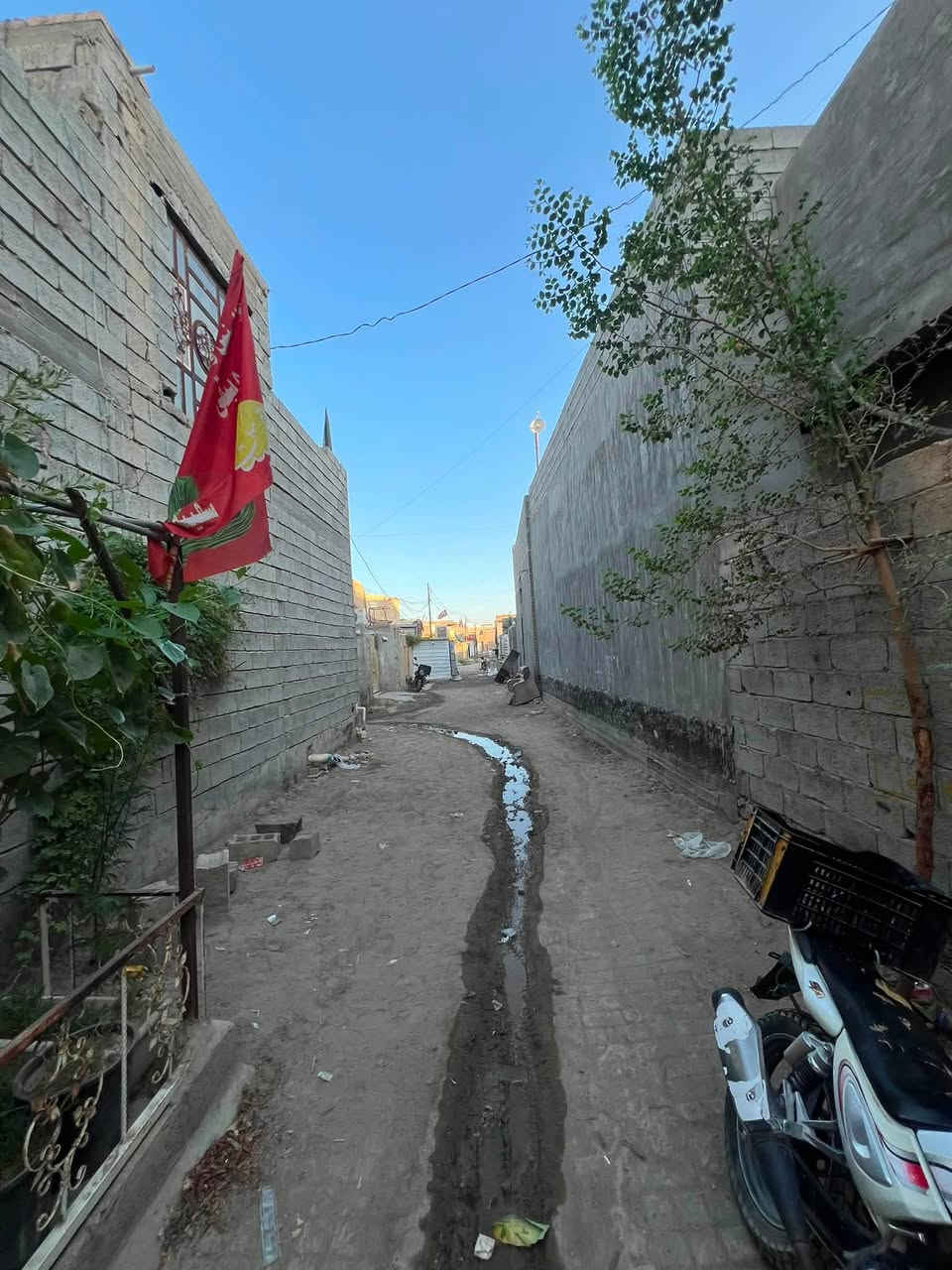 إعلان
بيت للبيع يقع في حي الأمير قرب شارع الفرات
مساحه ١٠٠ م يحتوي على مطبخ و غرفة نوم 
وصاله وصحيات 
للاستفسار ***********
