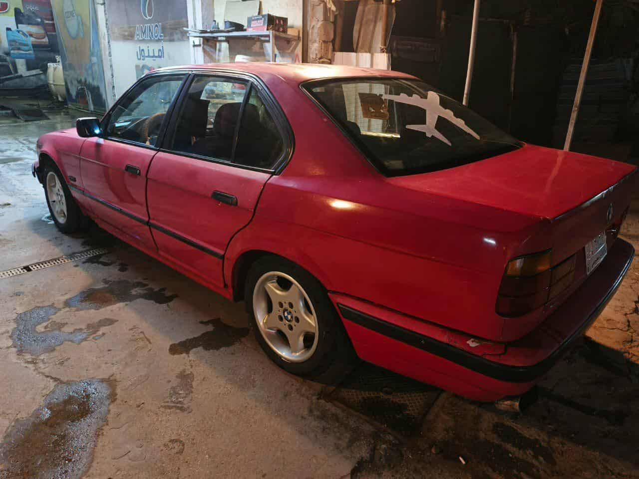 السلام عليكم من رخصة الادمن BMW E34  525 للبيع سيارته نضيفه مكينه كير أكسل مكفولات سياره بس يرادلها ترتيب شكل صبغها جارد غرفه وسمكره غير كله مكفول من كهربائيات التايرات كله جديد سياره عارضها ٤٠ الشراي يدك علي ***********
