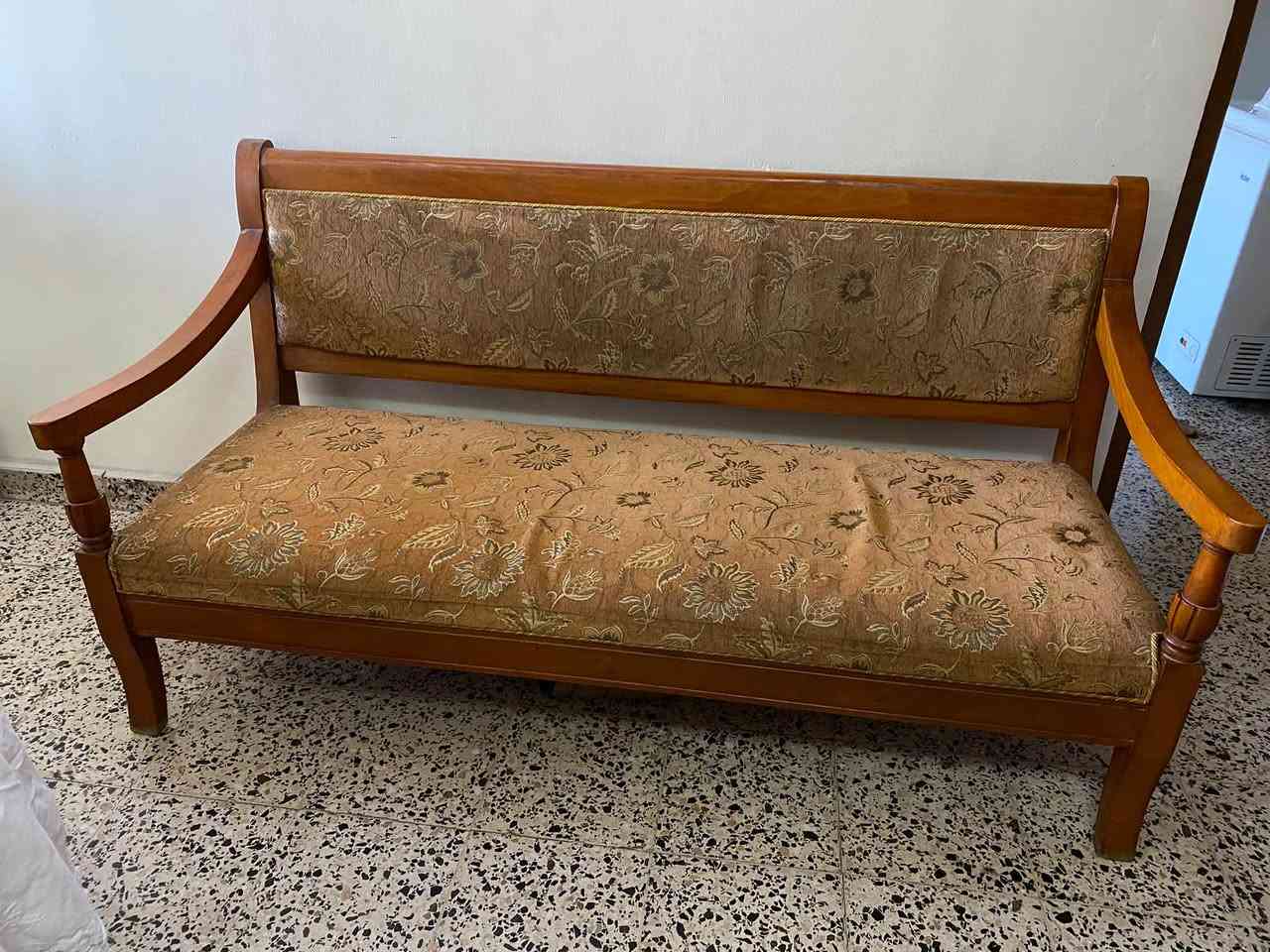 ⁨ ⁨ طقم كنب خشبي كلاسيكي (١٠ مقاعد كنبة عدد ٢ + ٤ كراسي )، خشب قوي صناعة محلية وتشطيب أنيق، قماش بحالة جيدة، مريح ومتين، 
مناسب لغرف الجلوس . 
السعر ٩٠٠ الف وللاستفسار  عن تفاصيل اضافية مراسلتنا على الخاص.⁩⁩ او الاتصال بالرقم 
***********
