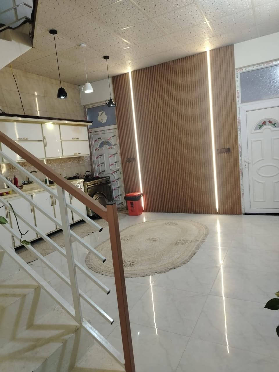 سلام عليكم دار حديث للبيع مساحه 100متر 5*20 طابقين طابق الأول كامل اي أنقص مابي طابق اثاني هيكل بدون سكف الموقع زراعي محمد ليلى جزء الاول قريب ع الشارع الرئيسي ***********
