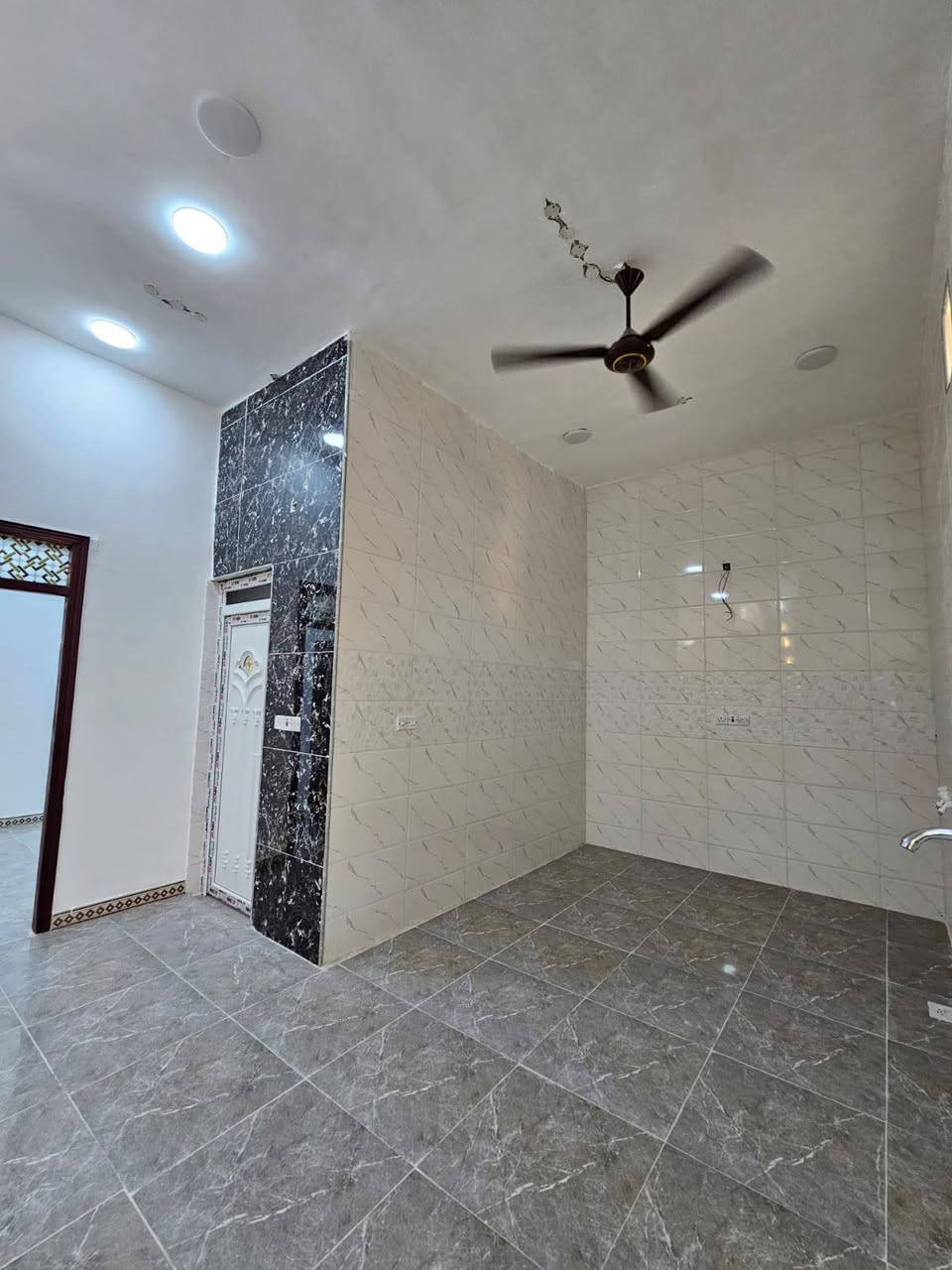 دار سكن حديث للبيع مساحة ١٠٠متر غرفتين وصاله ومطبخ وصحيات ديوانيه موزع طابو باسم عراقي سعره ٥٩وبي مجال ابوالخصيب حمدان قرب البريد والمستوصف حمدان ***********# ابو الخصيب, البصرة
