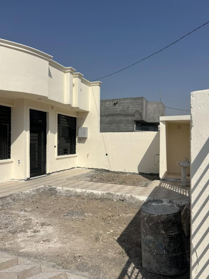 السلام عليكم بيت للبيع مساحه ٢٤٠م حي ذؤيب الأول خلف محلات صلاحً ابو الدهن للاستفسار ***********   ***********
