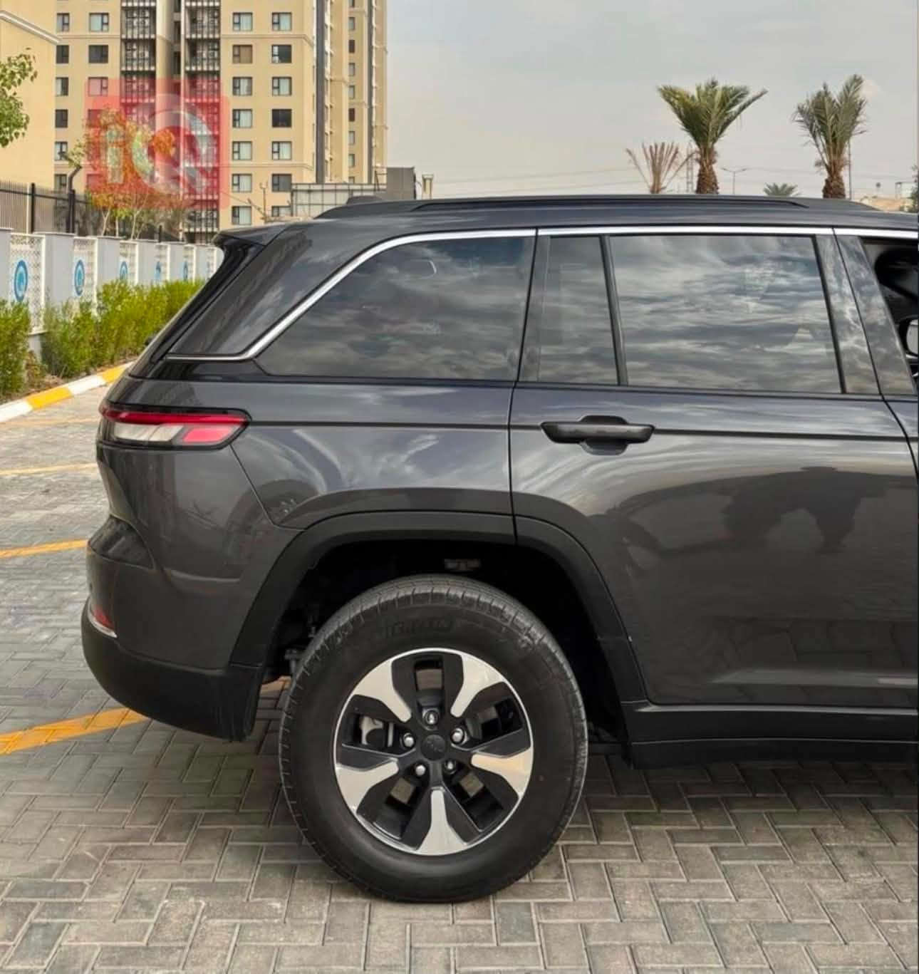 جيب ( هايبرد )
موديل : 2024 
ماشية : 26 الف ميل
المواصفات 
بانوراما 
بصمة 
بصمة ابواب 
تشغيل عن بعد 
تحكم ستيرن جهتين 
كروز سرعة 
شفتات ستيرن 
شاشة ديجيتال 
كاميرا 
رادارات 
قيادة ذاتية 
تحديد مسار 
توقف ذاتي 
صندوك كهرباء 
 قطعتين تبريد 
كشنات كهرباء 2 
كشنات تدفئه 
ذاكرة خزن ميموري 
ويل كب كروم 
 شاحن موبايل 
لايت زنون 
بلوجكتور لد 
لد امامي 
حساسات 
فور ويل 4x4 
المكينة 4 سلند  
 (2000 توربو + هايبرد + شحن ) 
(رقم بغداد الجديد مشروع وطني بأسمي )
ملاحظة: السيارة وارد امريكا ( كلين تايتل فقط كلير بلجاملغ الخلفي وبعد مااجتي السيارة وشغلتها طلع بيها كازكيت تم العمل في شركة هارلم ) وهذا رقم الشاصي 1c4rjyb68r8520563
السيارة جدا تضيفة وتبديل الدهن فقط عند الشركة 
السعر المطلوب للسيارة ٣٤٠$ وبيها مجال 
للتواصل ***********
