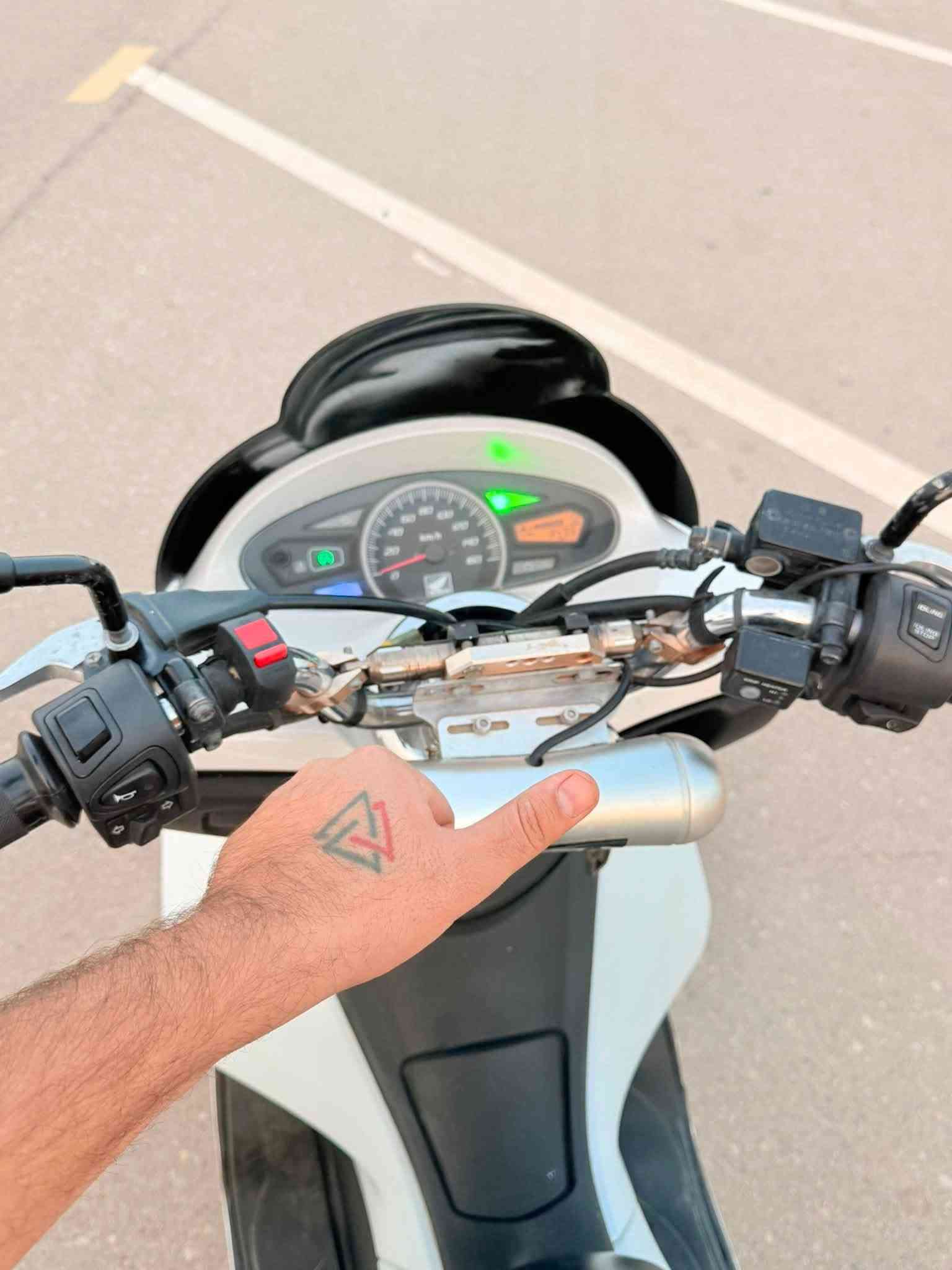 سلام عليكم pcx جيل اول ياباني jf 150cc
كفاله عامه من الكهربائيات الئ المحرك كلشي شغال بيه
السعر ١٠ وبيه مجال بسيط /ميسان
*********** وتساب او خاص اذ عندك شي

نص مكتوب في الصور:
- HONDA