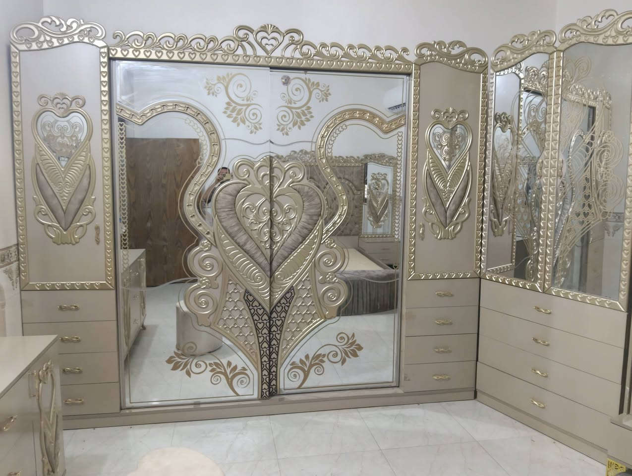غرفة ترکية ملكية نضيفه كلش وعملاقه وبيه كنتور اضافي مال طفل بابين وصبغ حراري اصلي وبرقي جوي حديد وجام ليزري ولون مميز 9 قطع السعر 775 وبيه مجال بسيط اتصال علا الرقم/***********/ ***********// مكان فلوجه
