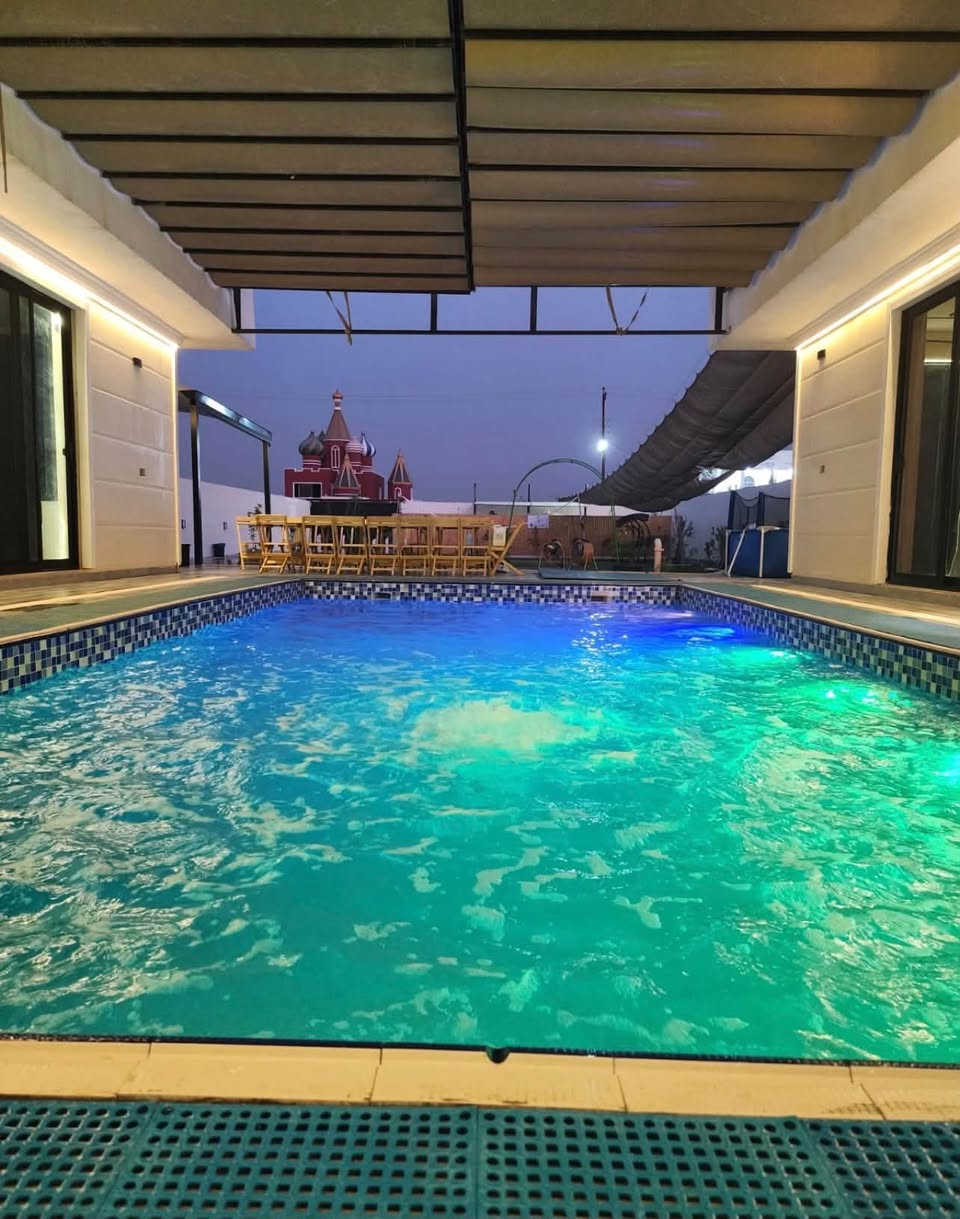 كل هذا الجمال ب150 الف فقط صباحي🏝️🎠
والمسائي 200 الف للايام العاديه

■ غرفتين نوم وصالة ومطبخ واربع حمامات
■ مسبح للكبار
■ مسبح للصغار
■ العاب للكبار
■ العاب للصغار
■ حديقة كبيرة
■ اداوة للشواء ومكان شوي كامل
■ جلسات خارجية
■ كراج داخلي
■ كهرباء ع مدار 24 ساعة
■ انترنت مجاني مفتوح
تواصل دايركت او الاتصال واتساب ***********
