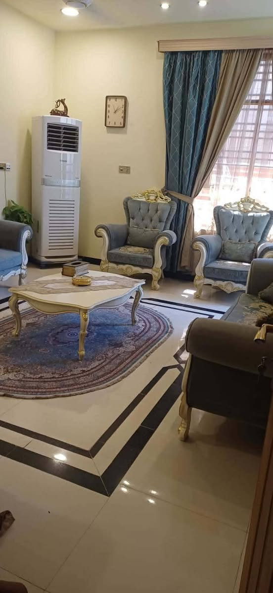 تخم زان 10 مقاعد تركي نضيف جدا مع طبله وسطيه المكان بغداد مدينة الصدر بدون احراج لمو شراي لا يتصل رقم واتساب ***********
