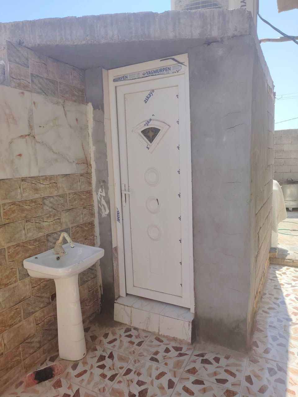 بيت للبيع مجمع النفط الرابع مساحة البيت ٣٢٠ متر طابق واحد الواجهه ٢٠ /متر/والنزال ١٦ متر/بل اضافه خط نت وخط مولد مجاني حديقة جانبيه ٨٠ متر بيها محل خدمات مدفوعه اما السعر جدآ مناسب رقم الهاتف *********** ياالله يارزاق
