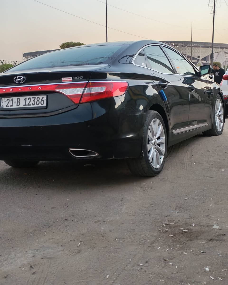 هونداي ازيره Vip خليجي 2012
المحرك V6 حجم 3000 المرغوب 
مكفولة كفالة عامه ماعدا شبر بقبق البانزين
السعر 110$وبيه مجال
فتحة سقف بانوراما.
مقاعد جلد كهربائية.
تحكم ستيرن 
لدد نهاري 
ذاكرة للمقاعد (Memory Seats).
تبريد وتسخين للمقاعد الأمامية
ستارة خلفية كهربائية.
حساسات أمامية وخلفية.
كاميرا خلفية..
تشغيل بصمة  Start/Stop.
نظام صوت Infinity الفاخر.
تكييف أوتوماتيك ثنائي التحكم.
مرايا كهربائية مع طي كهربائي وإشارات LED.
بريك يد إلكترونية.
إطارات + سبير جديد 
صدر أمامي خلفي جديد
مكان السياره بغداد مدينة الصدر
***********
