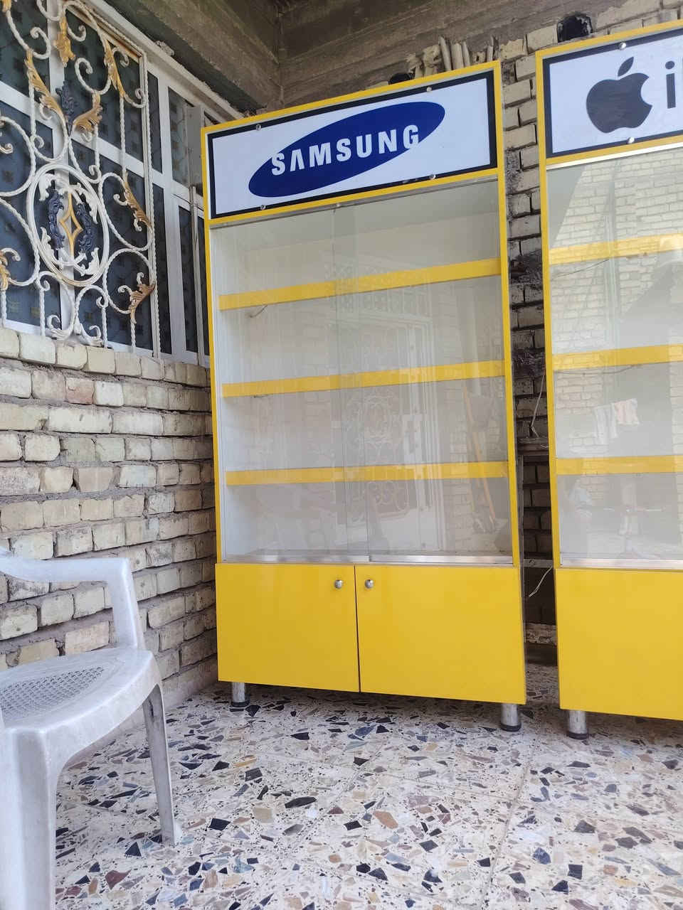 فاترينات عرض موبايل عدد اثنين
عرض متر ارتفاع مترين وعشرين

 عنوان بغداد البلديات نهايه شارع المصرف سعر القطعه 130

***********
