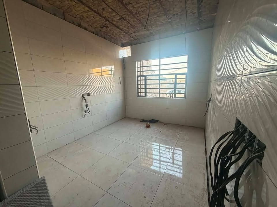 سلام عليكم  بيت للبيع  125متر يتكون البيت من غرفة نوم وصاله   ومطبخ   البيت كامل الماي والكهرباء كامل بي نقص بس  وبورك  سند25  مداور بأسم المشتري مشمول بالتطويب العنوان الديوانية مقابل حي الحضاره البو جاسم  خلف مديرية المخدرات الجديده 
السعر 20 نقد 
اقصاد 25
***********
