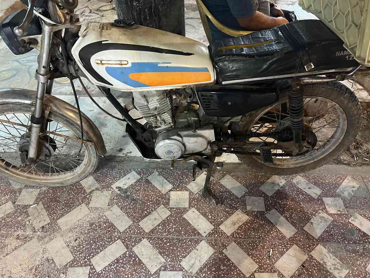 دراجه ارشا لبيع موديل 20 دراجه حلوه ونظيفه دراجه اوارق اصليه بيها علما ان دراجه مجفته ضفيره جديده شادلها بيع مستعجل سعر 600 العنوان بصره رقم الهاتف ***********
