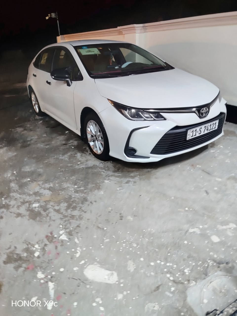 السلام عليكم كورولا ساز      للبيع موديل 22 باسمي تحويل ثاني يوم سياره جديده تخون تاير محرك 1800 كفاله كير كفاله جاملغ بي صبق+معجون مو هواي شويه بيها شويه بالباب بارد رقم الهاتف*********** السعر 157 وبيها مجال

