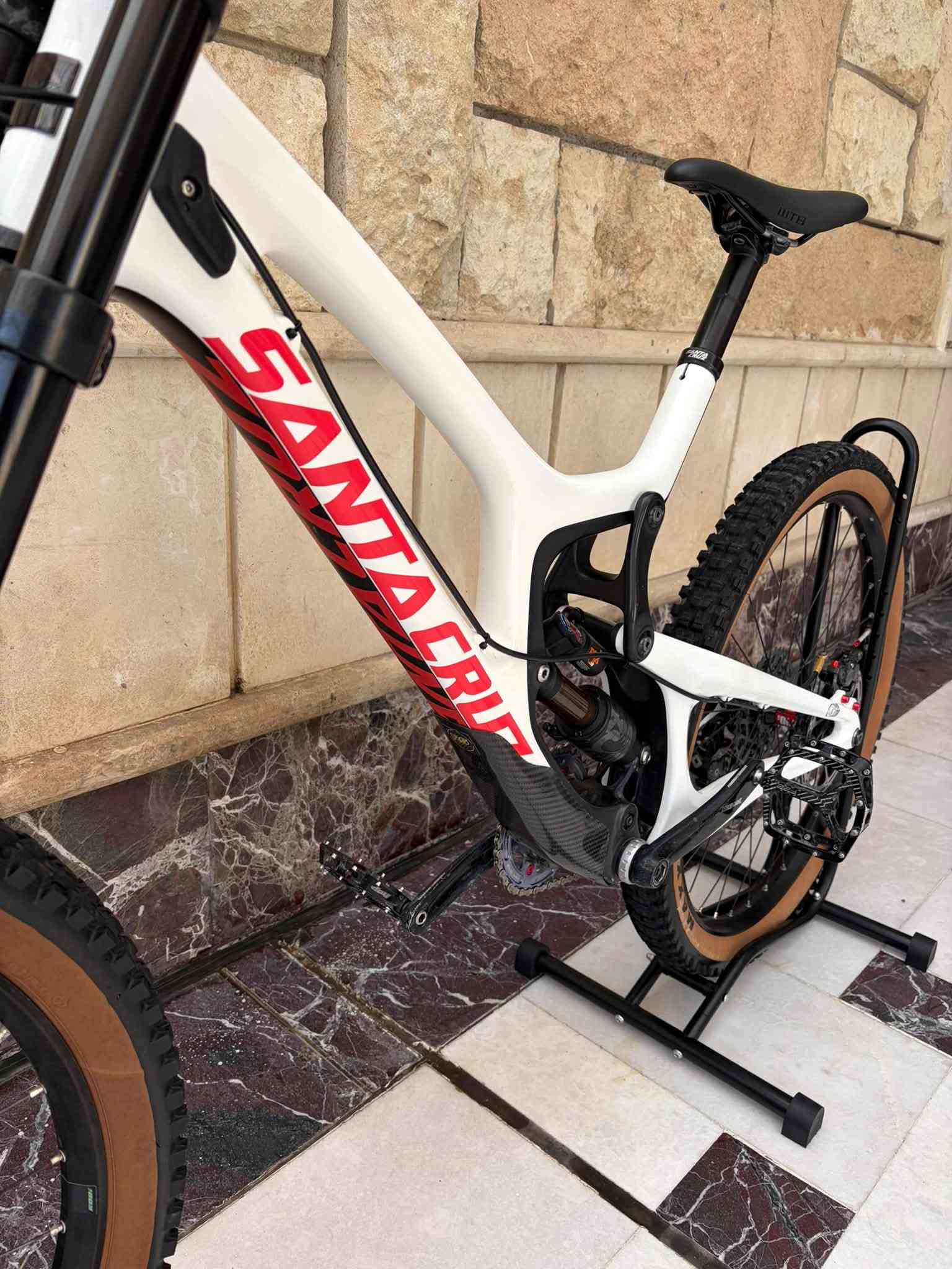 SANTA CRUZ V10 • فريم كاربون • مقاس L ٢٧٫٥