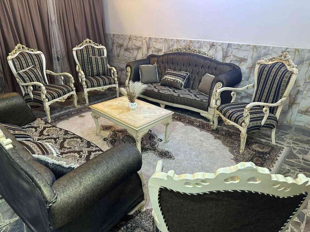 تركي ملكي خشب زان عشر مقاعد مع طبله وسطيه نظيف جداً 750 قفل مكانه المنصور***********
